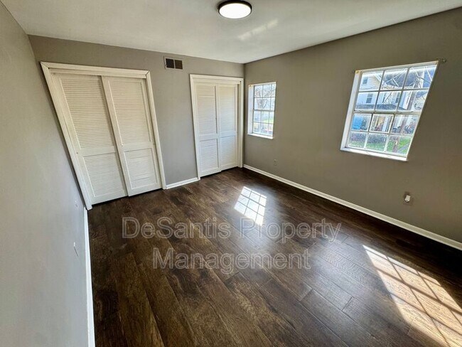 Building Photo - 542 5th Ave