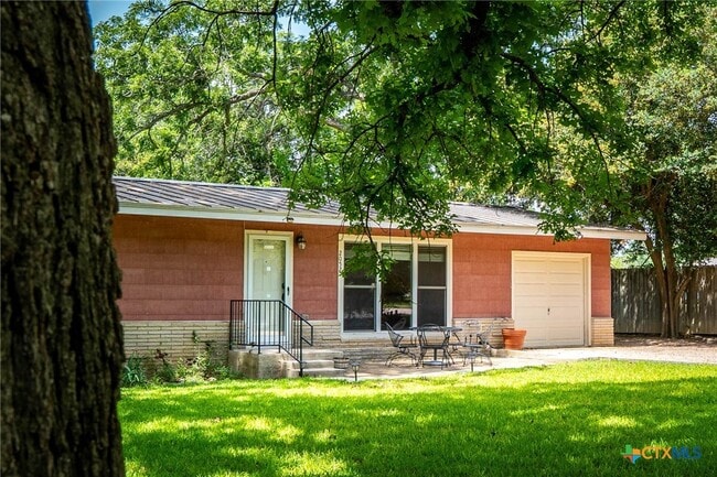 Building Photo - 2052 Gruene Rd