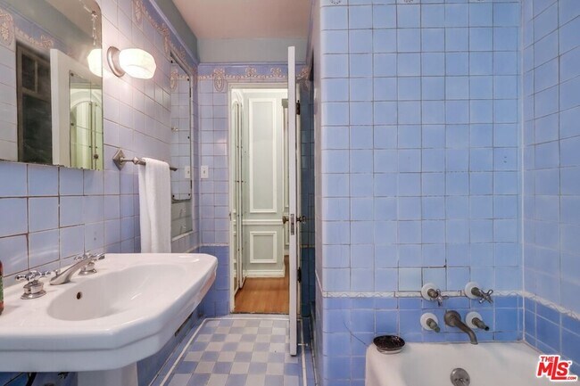 Building Photo - 642 S Bronson Ave