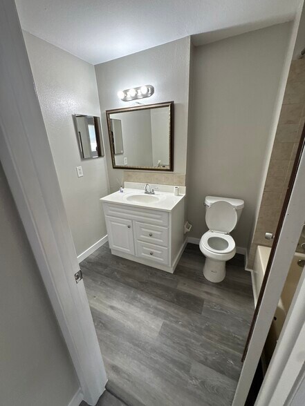 Building Photo - 7023 Oakwood Dr