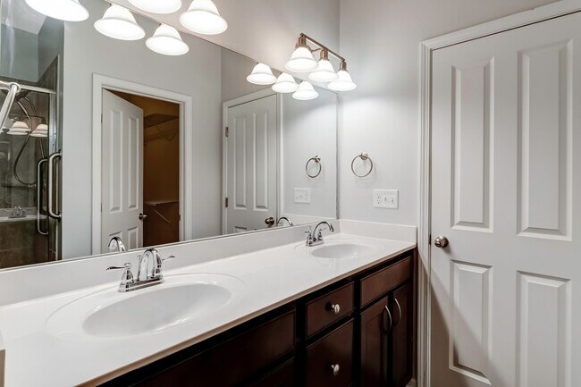 Building Photo - 1018 Hemlock Dr