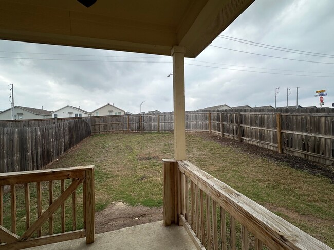 Building Photo - Luxury Townhome