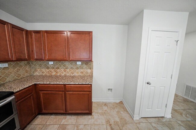 Building Photo - Stylish 3BR + Flex Home with Solar Near Randolph AFB - Realtor Commission: $500