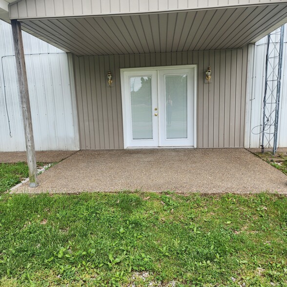 Large Private Patio - 878 N Base Rd