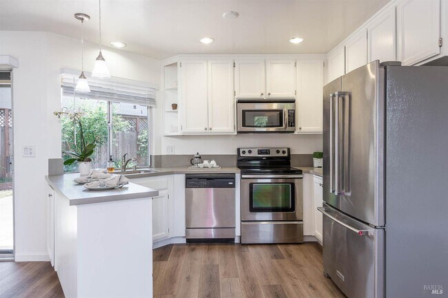 Building Photo - 2454 Dunaway Dr