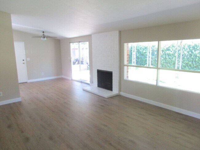 Building Photo - 2401 Bartel St