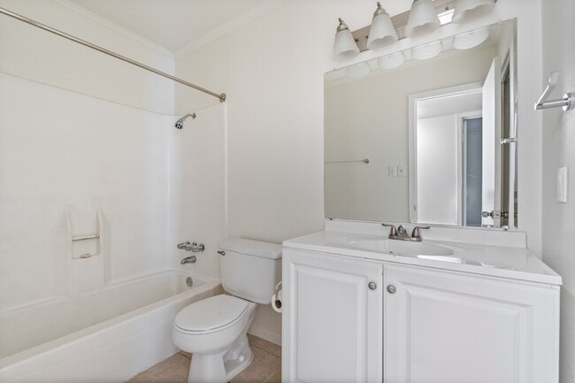 Building Photo - "Charming 2-Bedroom Retreat in Vibrant Aus...
