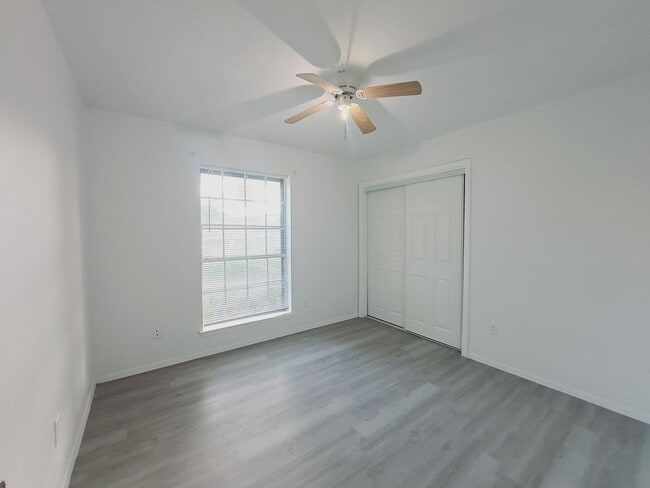 Building Photo - Amazing 3/2 with Garage Conversion Ready For Move In