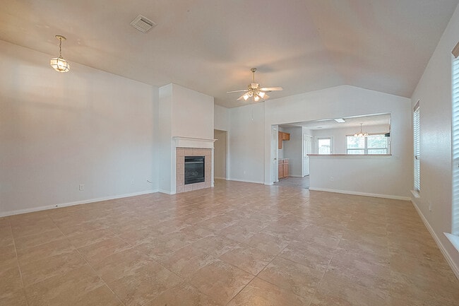 Building Photo - Spacious 3-Bedroom, 2-Bathroom Home with F...