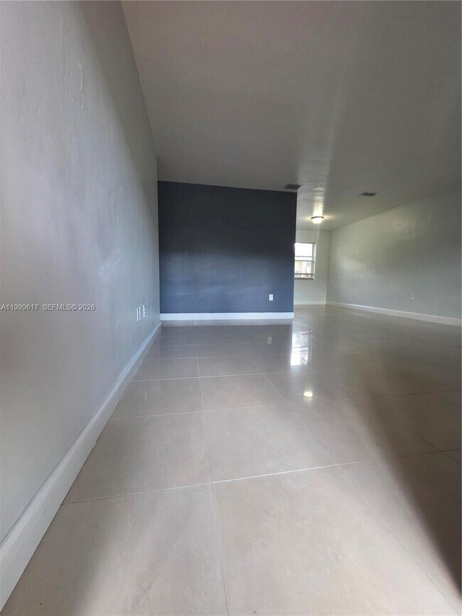 Building Photo - 2832 SW 37th Ave