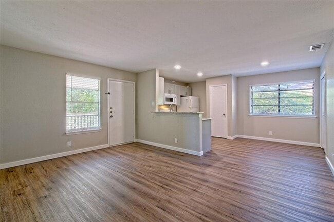 Building Photo - 401 Hedgewood Dr