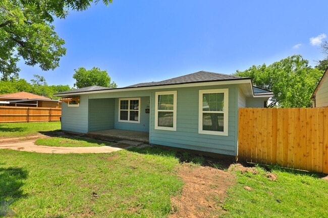 Building Photo - 3 bed, 2 bath, updated with all appliances provided!