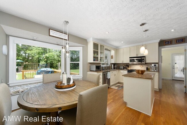 Building Photo - 4 br, 2.5 bath House - 112 Allen Harris