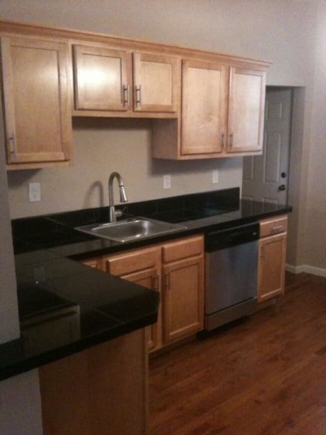 Building Photo - Beautifully Renovated Home in South Side Flats