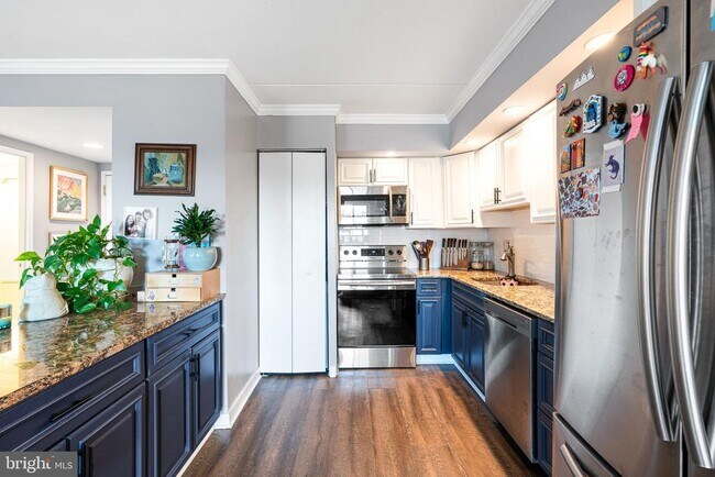 Building Photo - 200 Lombard St