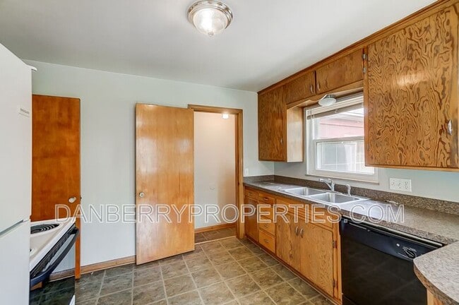 Building Photo - 347 Darrow Ave