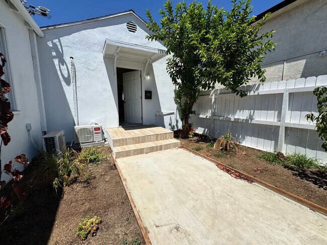 Building Photo - Nicely Updated Home with Enclosed Front Yard