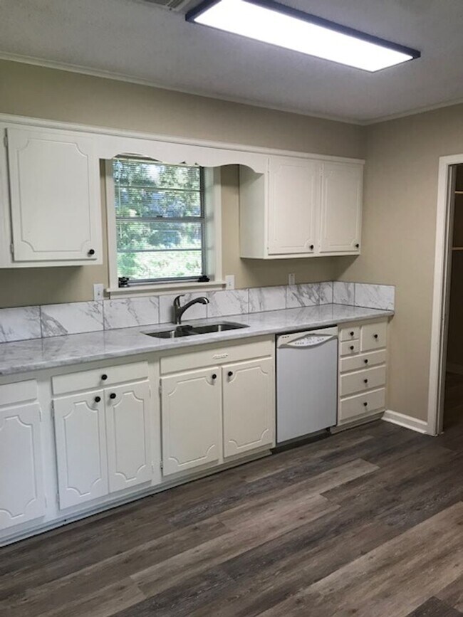 Building Photo - 3 bed 2 Bath Brick Home off Park Avenue!