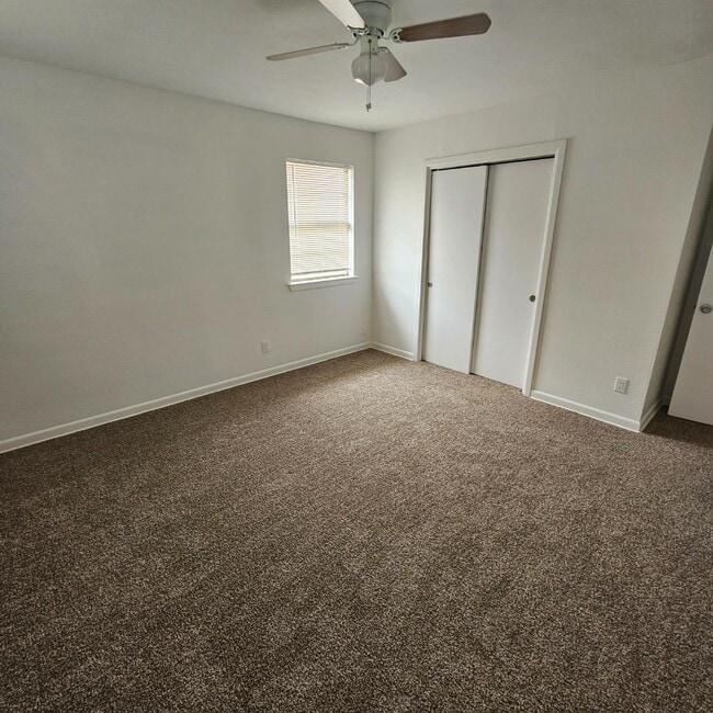 Building Photo - 4006 Hooper Dr