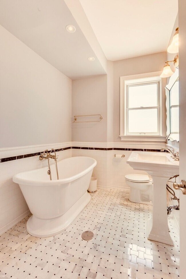 Building Photo - Exquisite 2-Bed, 2-Bath Luxury Condo in th...