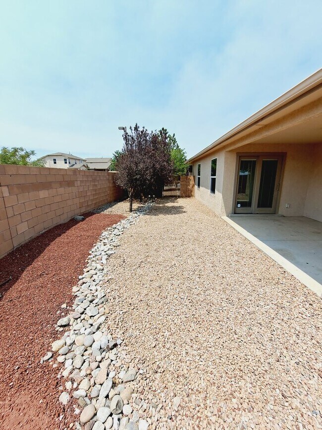 Building Photo - 4 bed home available in Huning Ranch!