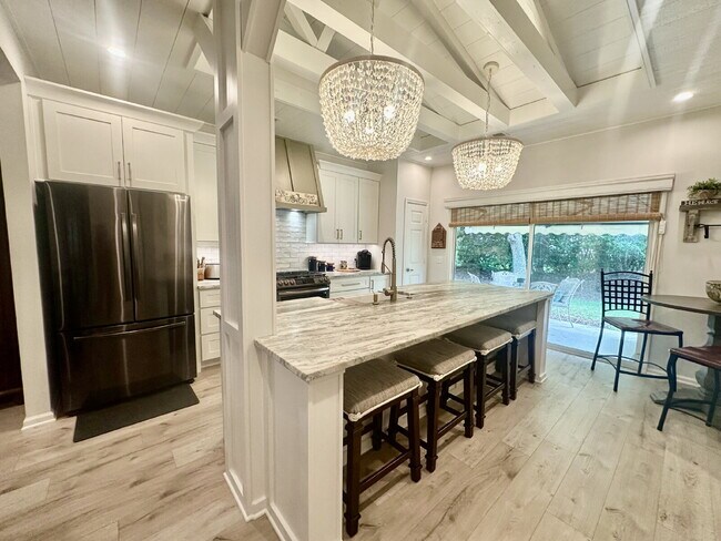 Building Photo - Beautifully Updated Elegant two Bedroom Ho...