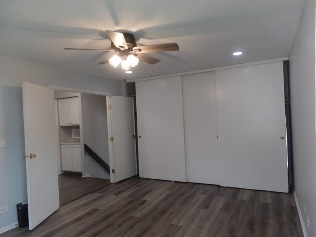 Building Photo - 5910 Bradley Ct N