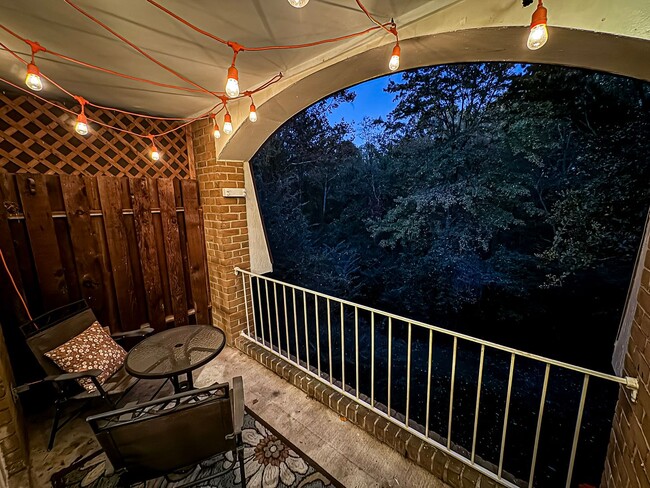 Building Photo - Beautiful 2 Bed 1 Bath Condo With A Balcony In Desired Cardinal Forest