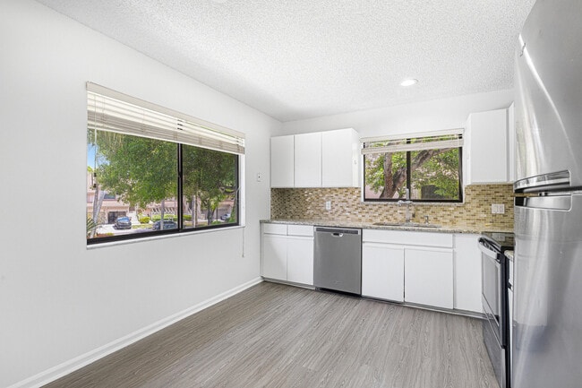 Building Photo - 5530 Coach House Cir