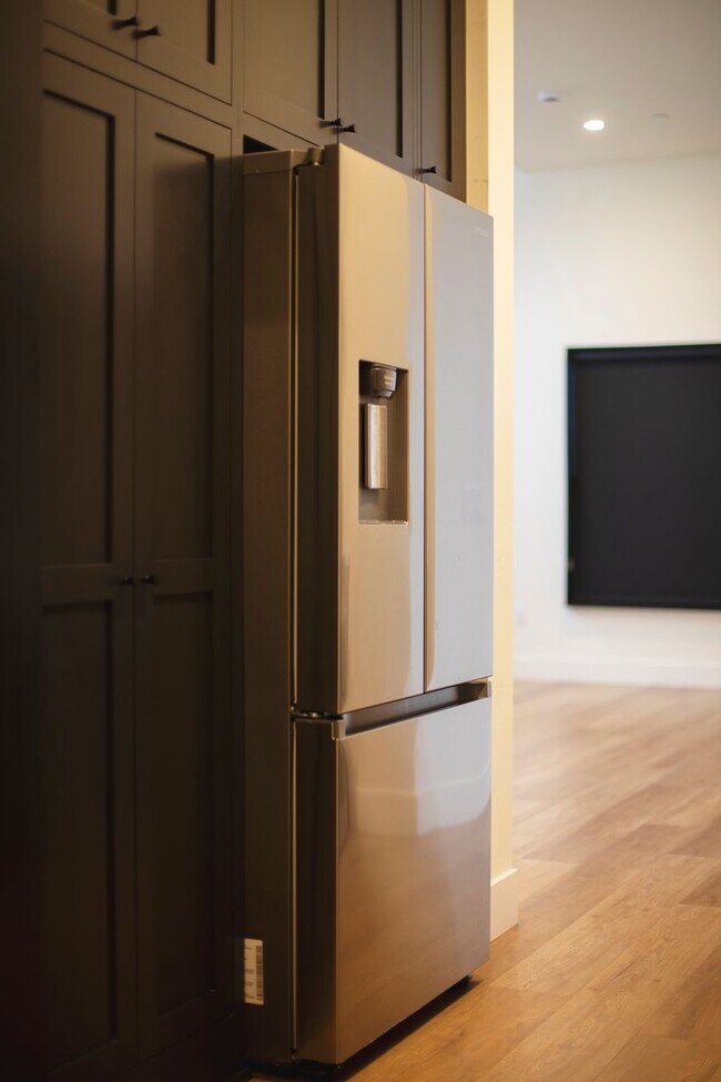 Building Photo - East Sacramento -  New Construction Studio