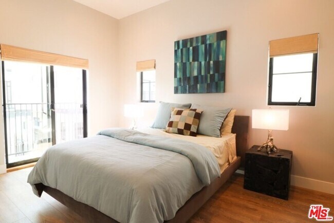 Building Photo - 1249 S Plymouth Blvd