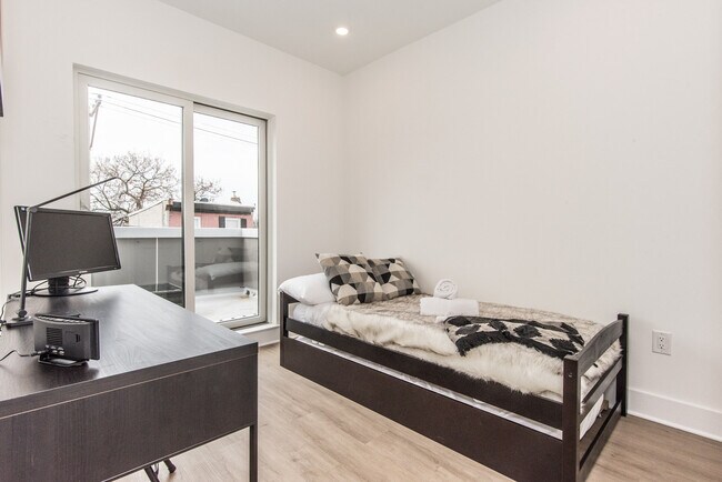 Building Photo - 2435 Master St