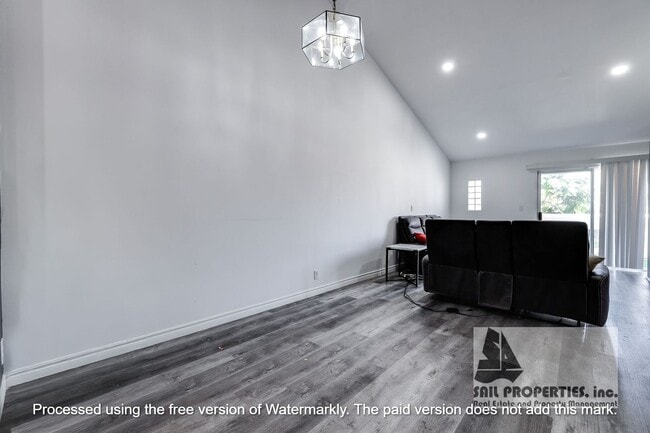 Building Photo - Stylish 3-Bedroom Condo in Gated Torrance ...