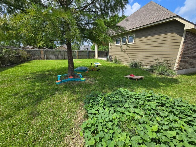 Building Photo - College Station - 3 bedroom / 2 bath- 2 car garage - fenced in back yard home in Creek Meadows