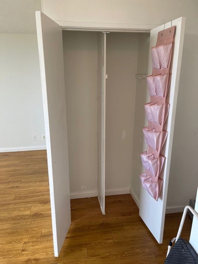 Building Photo - Studio w/ parking -Close to UH! Views of Diamond Head- Electricity Included