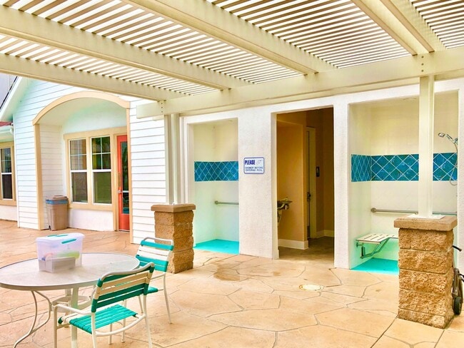 Building Photo - Beautifully Upgraded & Appointed End Condo...