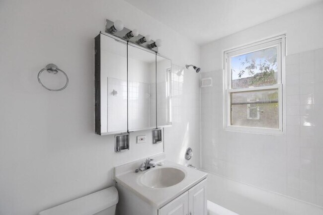 Building Photo - 2 bedroom in Chicago IL 60613