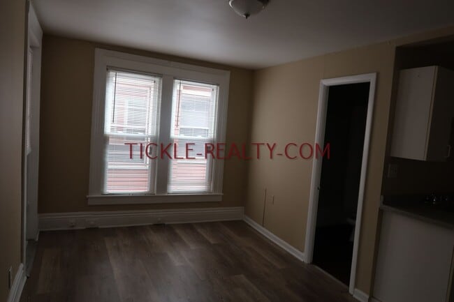 Building Photo - 164-166-166 Meigs St