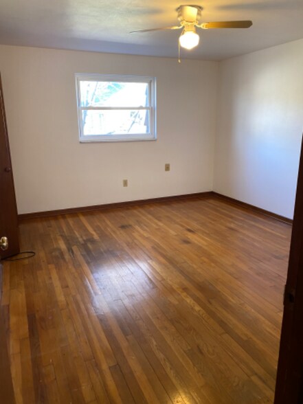 Building Photo - 128 Spring Ln