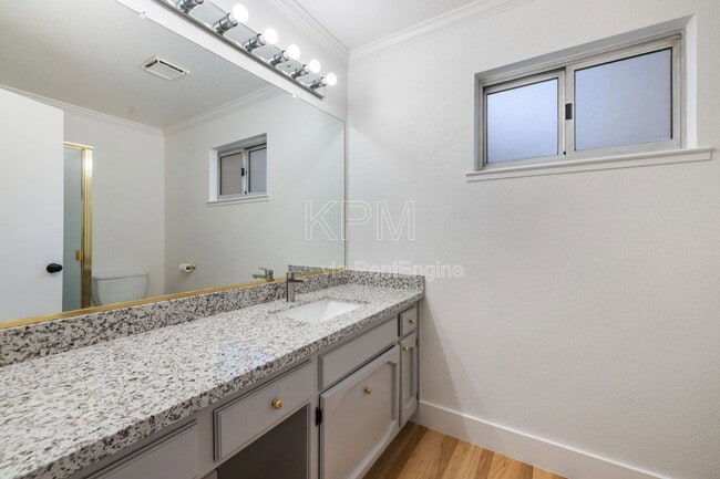 Building Photo - 9741 Treetop Dr