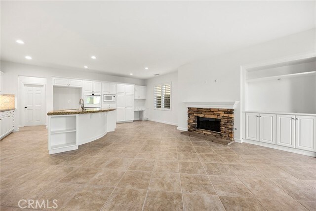 Building Photo - 2556 Pearblossom St