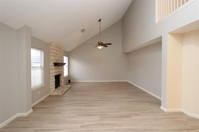 Building Photo - 15301 Ecorio Dr