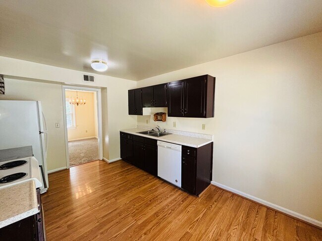 Building Photo - 111 Canterbury Ct