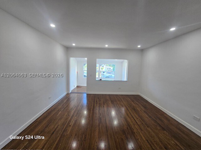 Building Photo - 1071 NE 160th St