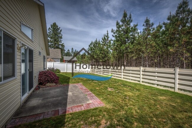 Building Photo - Lovely 3 Bedroom 2 Bath Home w/ 2 Car Gara...