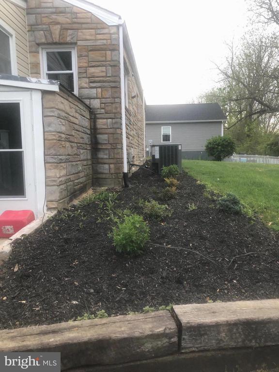 Building Photo - 102 S Whissen St