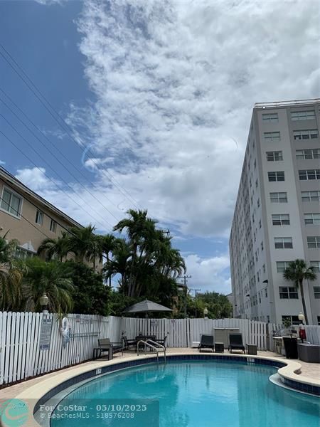 Building Photo - 2555 NE 11th St