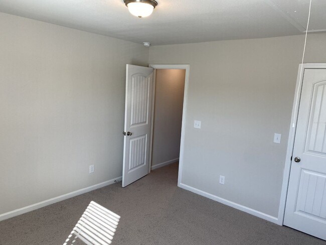 Building Photo - 3 Bedroom Wiggins Village