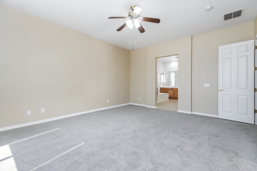 Building Photo - 513 W Remington Dr