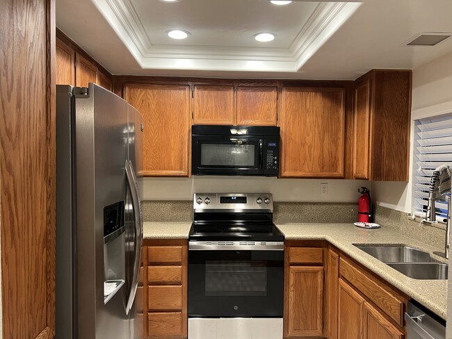 Kitchen w/new stainless appliances - 2844 Winthrop Ave